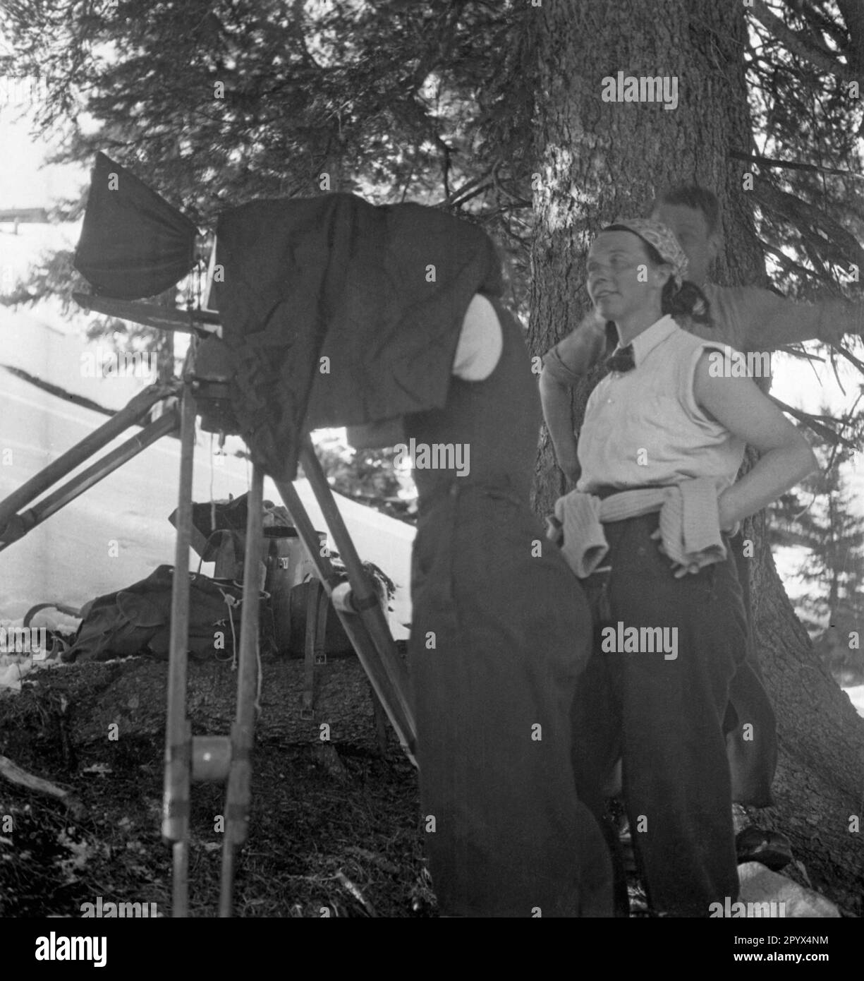 "Due cameramen e una donna stanno filmando un pascolo alpino in un centro ricreativo dell'organizzazione nazista ''Kraft durch Freude'' (forza per gioia) nelle Alpi." Foto Stock