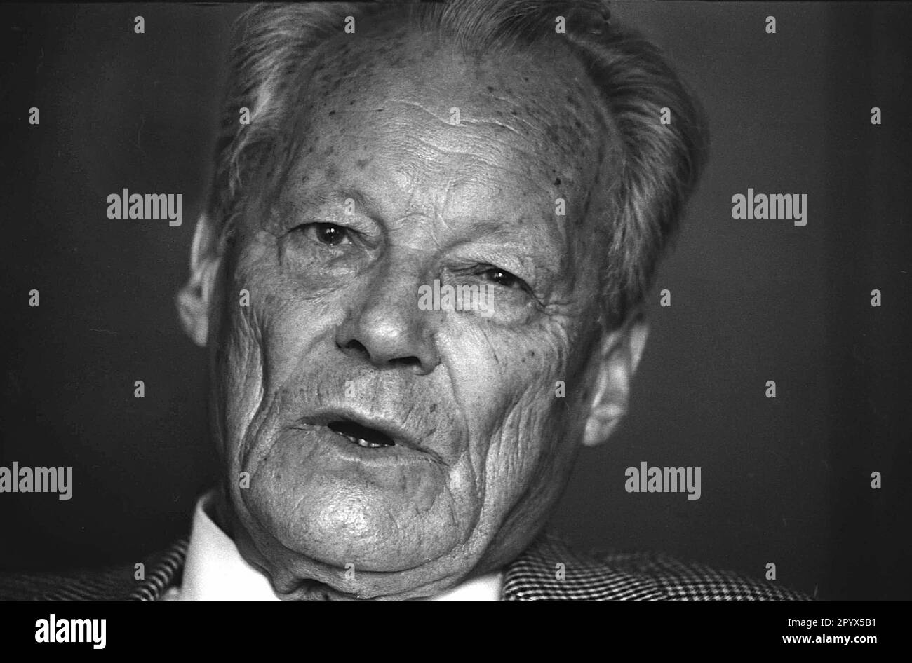 Willy Brandt Willy Brandt (Lübeck, 18 dicembre 1913 – Unkel, 11.09.1991 100 8 ottobre 1992) è stato un politico socialdemocratico tedesco. Dal 1957 al 1966 è stato sindaco di Berlino, 1966-1969 ministro federale degli esteri e vicecancelliere e il gabinetto Kiesinger 1969-1974 quarto cancelliere della Repubblica federale di Germania. Per la sua Ostpolitik, che si è concentrata sul rilassamento e l'equilibrio con gli stati dell'Europa orientale, ha ricevuto il Premio Nobel per la pace 1971. Dal 1964 al 1987, Brandt, presidente del DOCUP, 1976-1992 presidente del Foto Stock