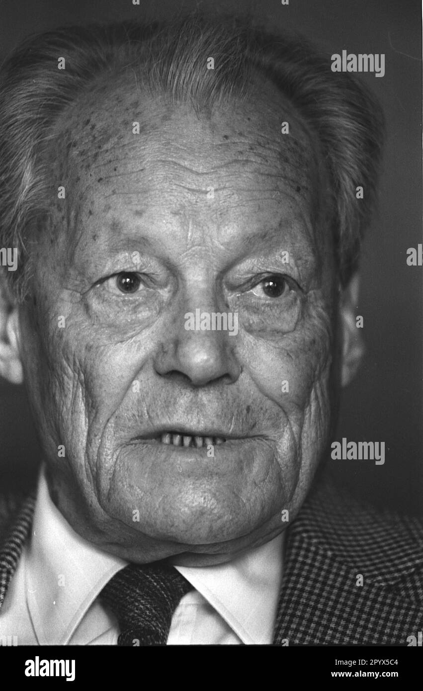 Willy Brandt Willy Brandt (Lübeck, 18 dicembre 1913 – Unkel, 11.09.1991 100 8 ottobre 1992) è stato un politico socialdemocratico tedesco. Dal 1957 al 1966 è stato sindaco di Berlino, 1966-1969 ministro federale degli esteri e vicecancelliere e il gabinetto Kiesinger 1969-1974 quarto cancelliere della Repubblica federale di Germania. Per la sua Ostpolitik, che si è concentrata sul rilassamento e l'equilibrio con gli stati dell'Europa orientale, ha ricevuto il Premio Nobel per la pace 1971. Dal 1964 al 1987, Brandt, presidente del DOCUP, 1976-1992 presidente del Foto Stock