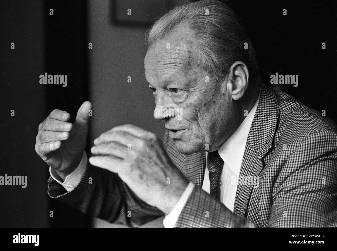 Willy Brandt Willy Brandt (Lübeck, 18 dicembre 1913 – Unkel, 11.09.1991 100 8 ottobre 1992) è stato un politico socialdemocratico tedesco. Dal 1957 al 1966 è stato sindaco di Berlino, 1966-1969 ministro federale degli esteri e vicecancelliere e il gabinetto Kiesinger 1969-1974 quarto cancelliere della Repubblica federale di Germania. Per la sua Ostpolitik, che si è concentrata sul rilassamento e l'equilibrio con gli stati dell'Europa orientale, ha ricevuto il Premio Nobel per la pace 1971. Dal 1964 al 1987, Brandt, presidente del DOCUP, 1976-1992 presidente del Foto Stock