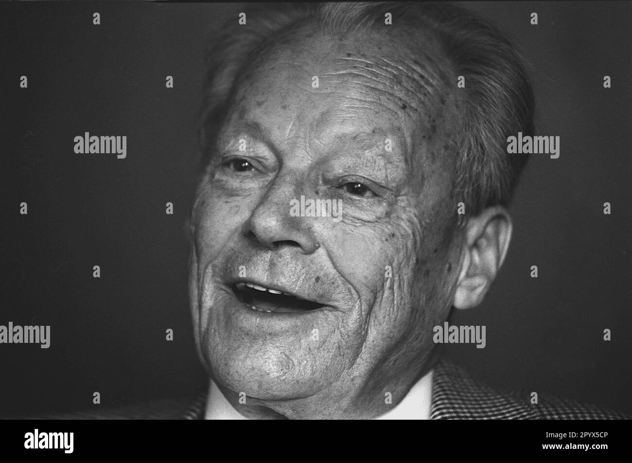 Willy Brandt Willy Brandt (Lübeck, 18 dicembre 1913 – Unkel, 11.09.1991 100 8 ottobre 1992) è stato un politico socialdemocratico tedesco. Dal 1957 al 1966 è stato sindaco di Berlino, 1966-1969 ministro federale degli esteri e vicecancelliere e il gabinetto Kiesinger 1969-1974 quarto cancelliere della Repubblica federale di Germania. Per la sua Ostpolitik, che si è concentrata sul rilassamento e l'equilibrio con gli stati dell'Europa orientale, ha ricevuto il Premio Nobel per la pace 1971. Dal 1964 al 1987, Brandt, presidente del DOCUP, 1976-1992 presidente del Foto Stock