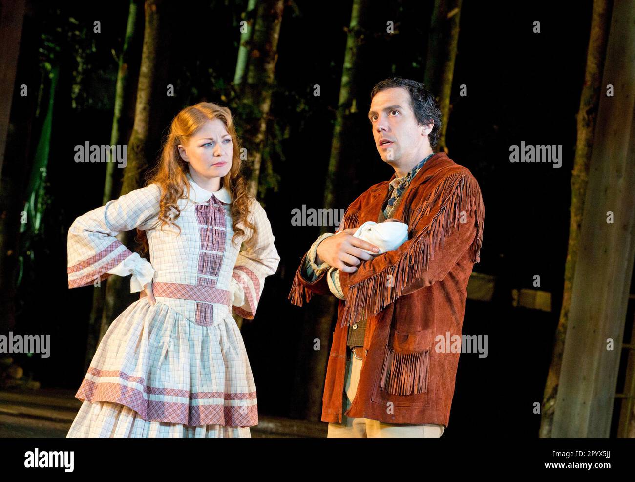 Laura Pitt-Pulford (Milly), Alex Gaumond (Adam) in SETTE SPOSE PER SETTE FRATELLI al Teatro all'aperto, Regent's Park, Londra NW1 23/07/2015 basato sul film MGM musica: Gene de Paul testi: Johnny Mercer libro: Lawrence Kasha & David S Landay disegno: Peter McKintosh illuminazione: Tim Mitchell coreografia: Alistair David regista: Rachel Kavanaugh Foto Stock