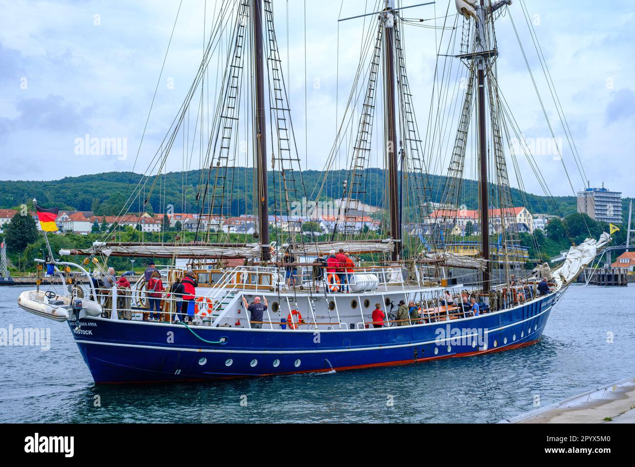 La goletta Santa Barbara Anna naviga nel corso dell'evento Sassnitz Sail 2022 nel porto di Sassnitz, Meclemburgo-Pomerania occidentale, Germania. Foto Stock