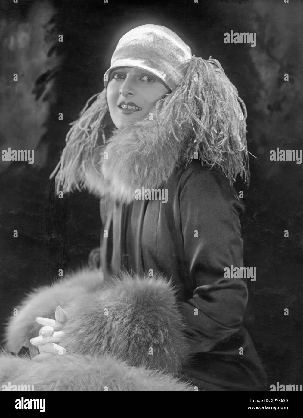 Attrice Lya de Putti in cappotto da sera con collo grande e polsini in pelliccia di volpe. [traduzione automatica] Foto Stock