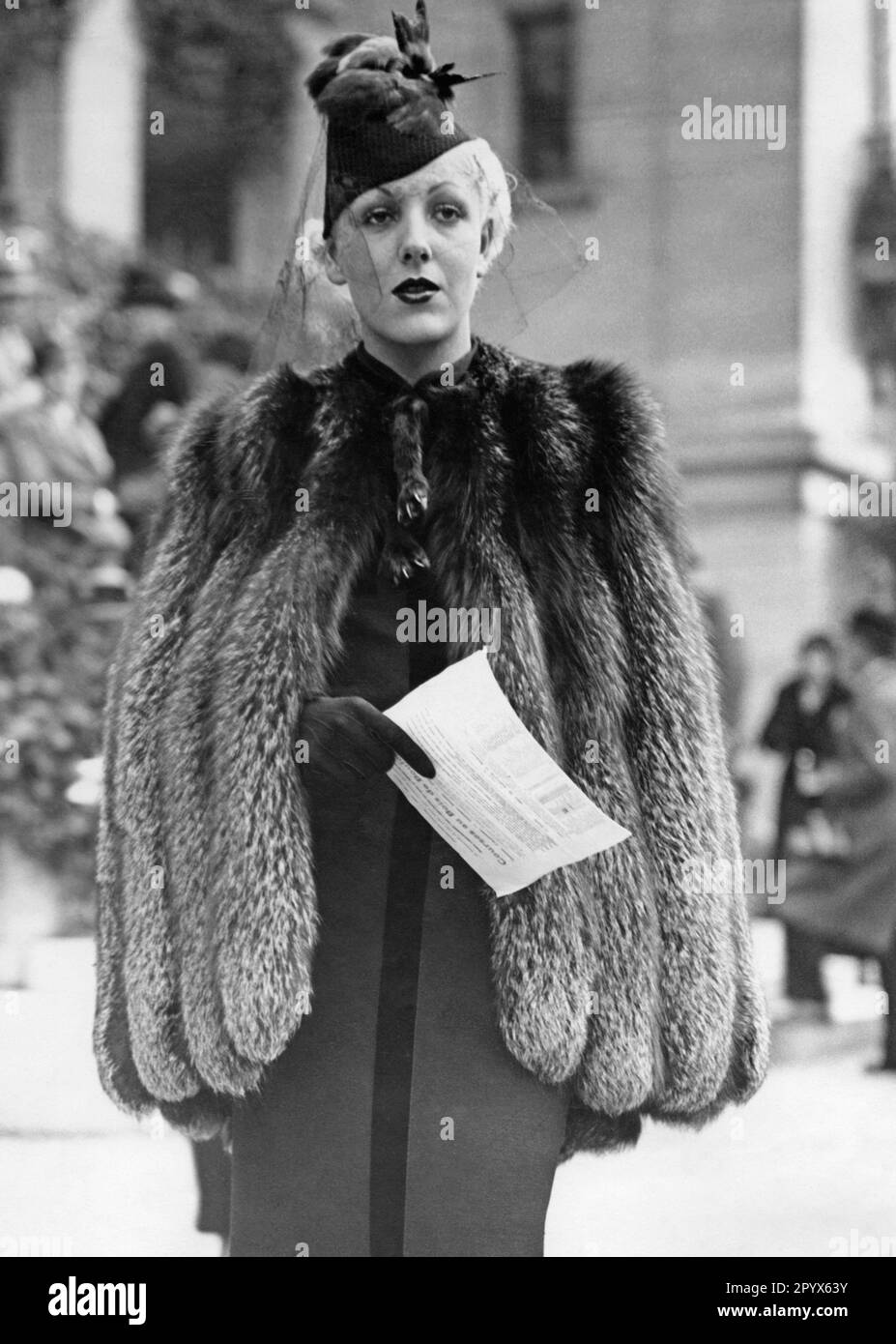 Lady in cape in volpi blu della collezione Longchamp per la stagione 1937-38. [traduzione automatica] Foto Stock