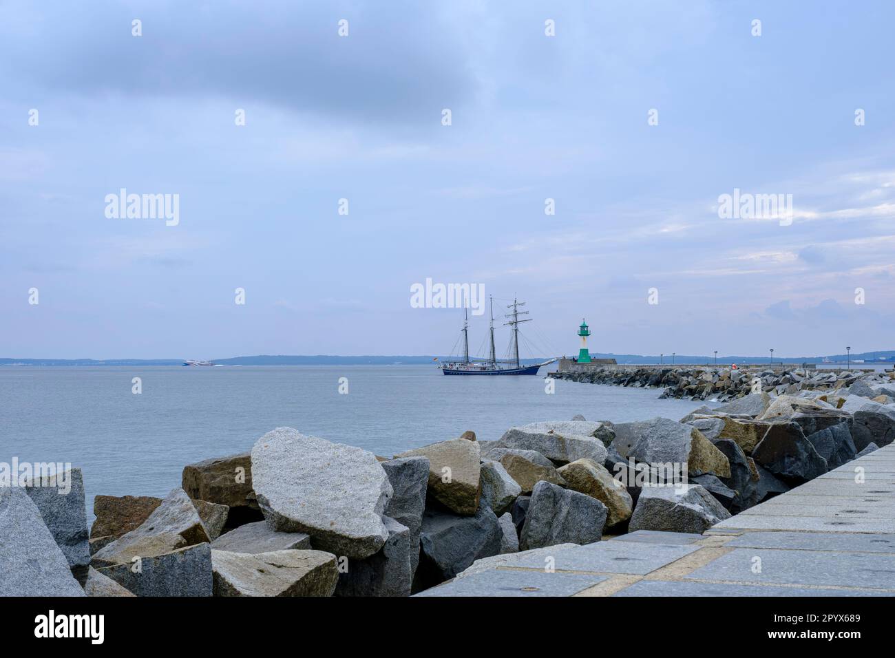 Scena marittima sulla talpa nel porto della città di Sassnitz, Meclemburgo-Pomerania occidentale, Rugen Island, Germania, Europa. Foto Stock