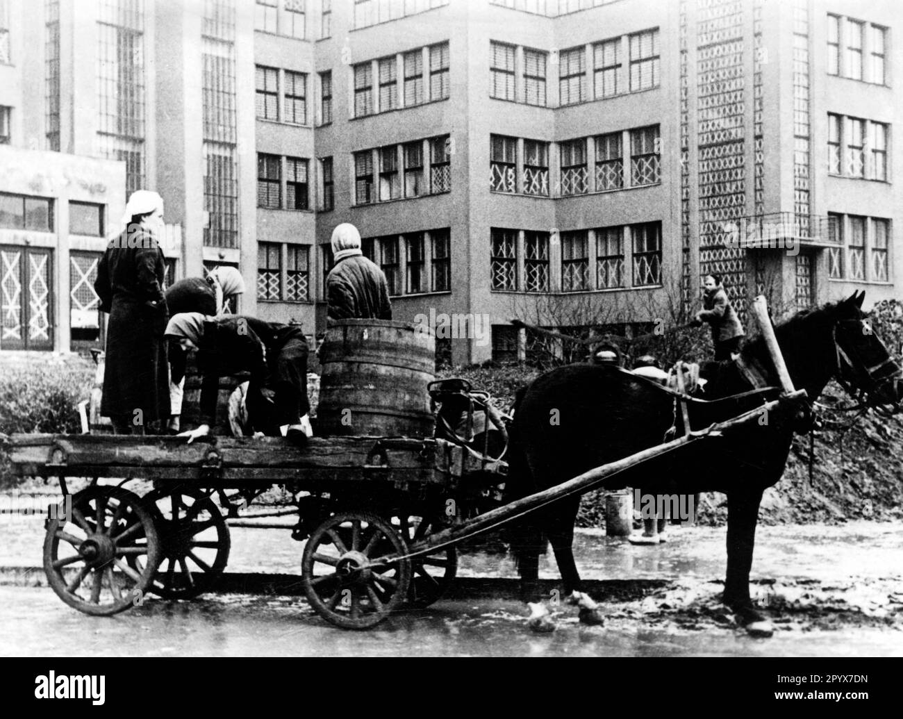 Dopo il fallimento dell'approvvigionamento idrico, l'acqua viene trasportata con un carro trainato da cavalli fino a Piazza Dzerzhinsky e distribuita. Foto: Mittelstädt. [traduzione automatica] Foto Stock