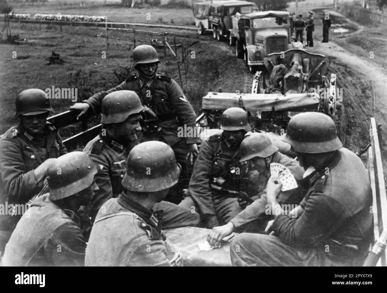 I soldati di un'unità di artiglieria tedesca giocano a carte durante una pausa nella marcia. Dietro il mockup un campo howitzer 10,5cm. Foto: Schröter [traduzione automatica] Foto Stock