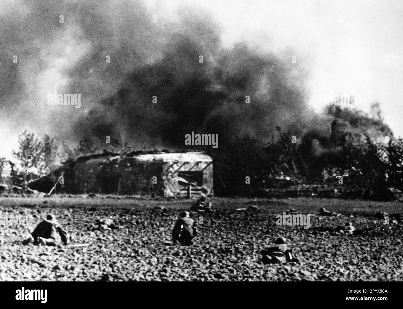 Gli sappers tedeschi si sono alzati fino a un bunker della Stalin Line. Foto: Kilian. [traduzione automatica] Foto Stock