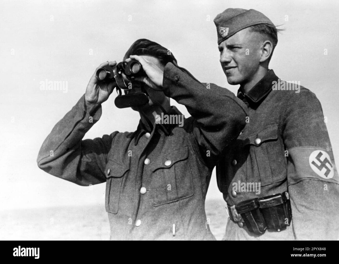 I membri di Abteilung 6/114 scortano un convoglio a Gdow sul lago Peipus nella parte settentrionale del fronte orientale. Foto: Thomaschek. [traduzione automatica] Foto Stock