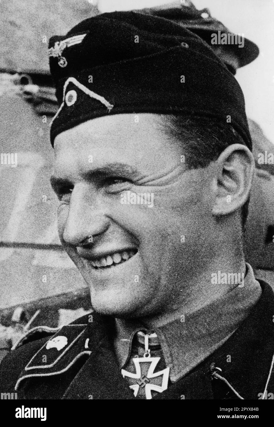 Il sergente maggiore Erdmann Gabriel, leader plotone nel Panzer Regiment 35, dopo aver ricevuto la Croce del Cavaliere sul fronte orientale. Foto: Eckert. [traduzione automatica] Foto Stock