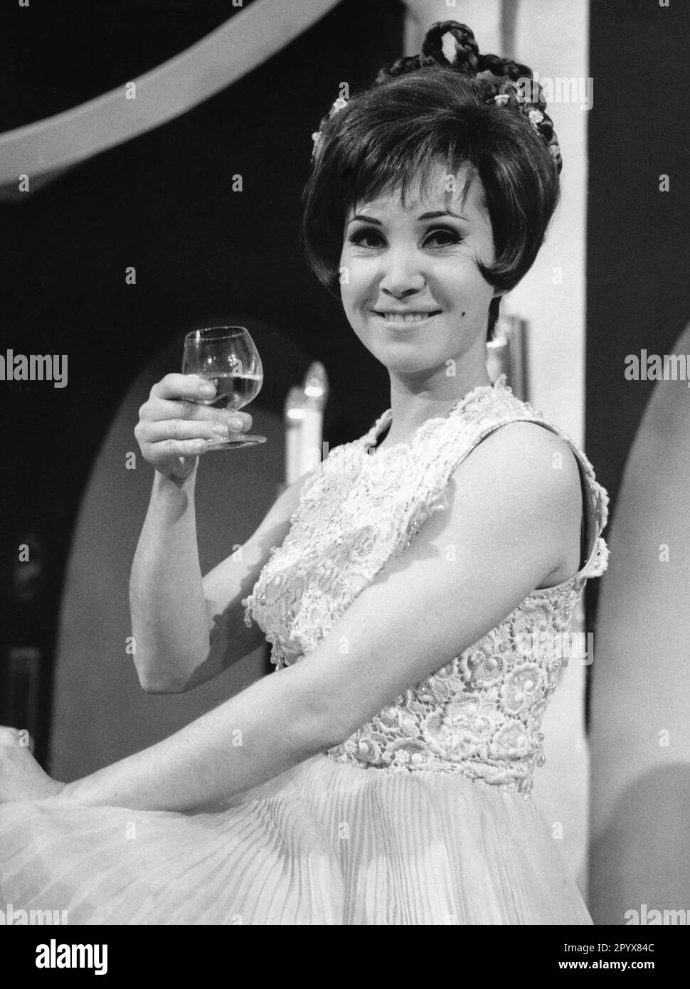 Attrice austriaca Guggi Löwinger con bicchiere da vino e vestito. [traduzione automatica] Foto Stock