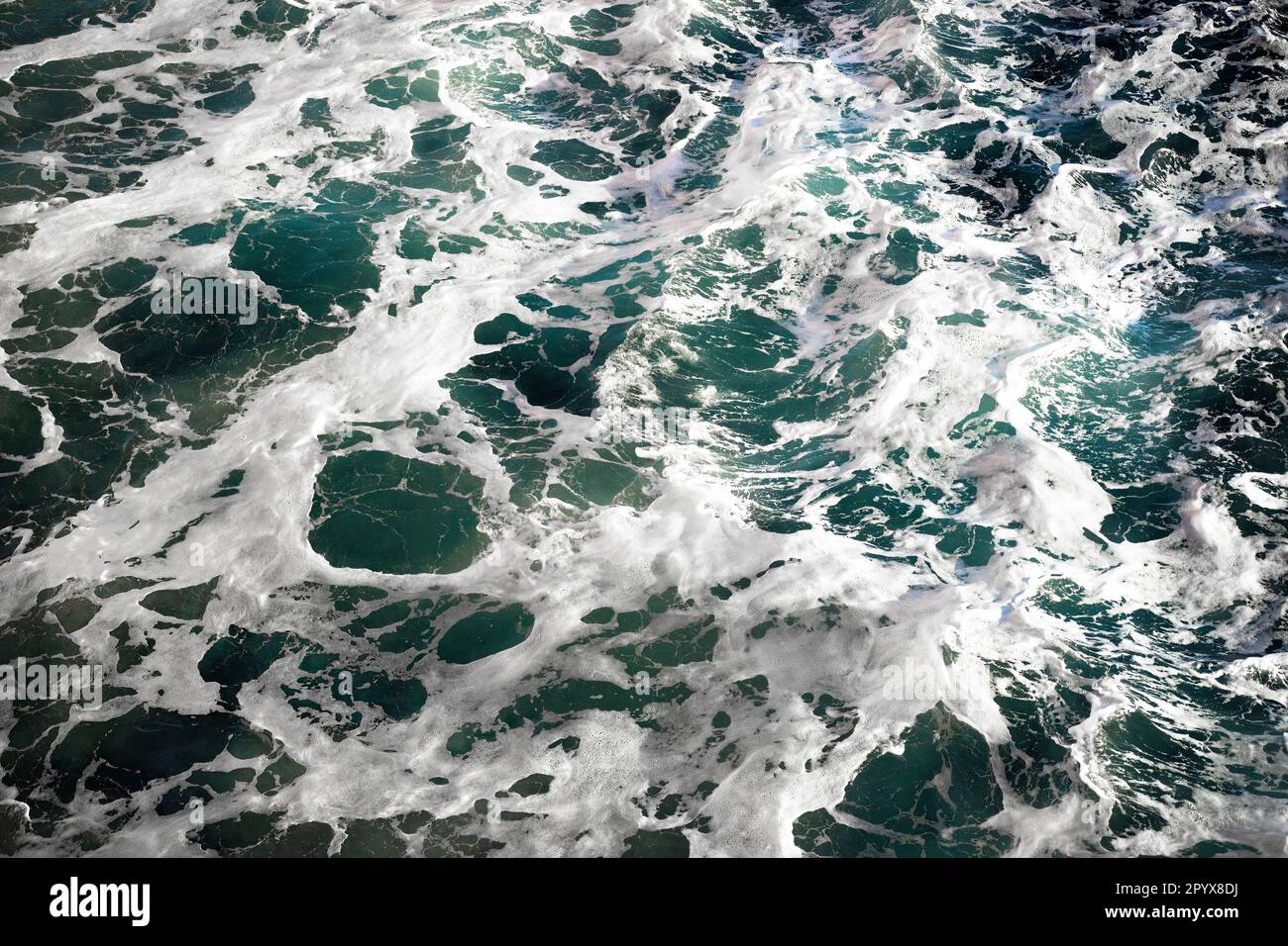 Onde blu, sfondo bianco di schiuma di mare Foto Stock