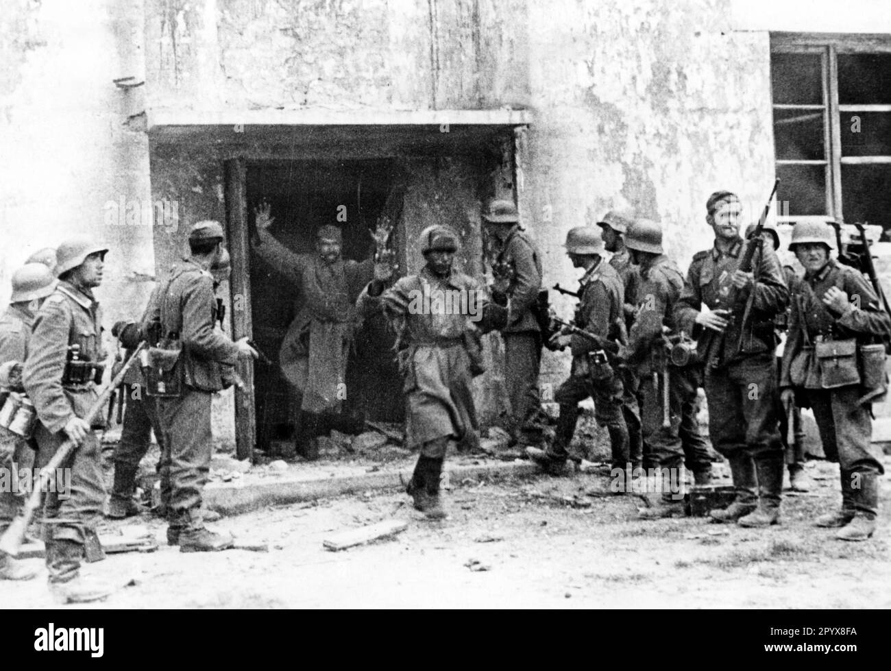 I difensori di una casa capitolano e lasciano una casa. Foto: Wetterau. [traduzione automatica] Foto Stock