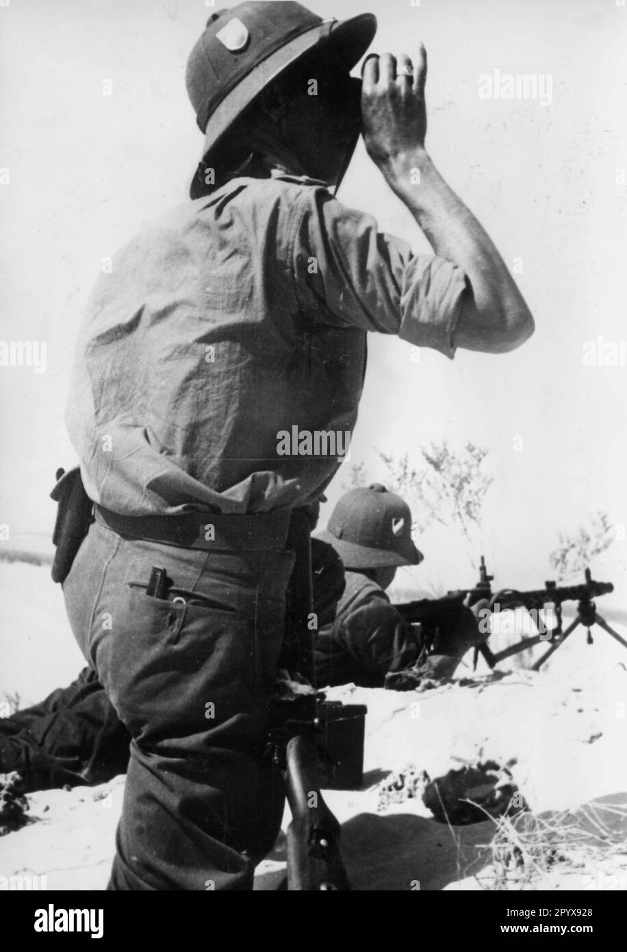 Soldati del tedesco Afrika Korps prendere posizione nel deserto vicino a El Brega (Libia moderna) con un Mg34. Foto: Borchert [traduzione automatica] Foto Stock