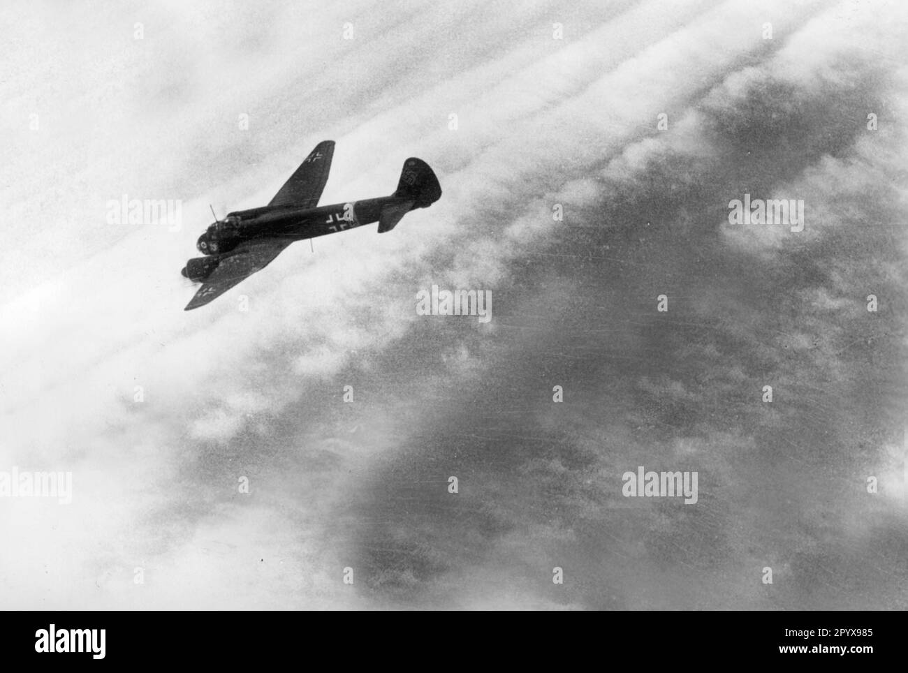 Un aereo da combattimento tedesco Junkers Ju 88 prima di un attacco di immersione sulle posizioni sovietiche nella Crimea. Foto: Schubert. [traduzione automatica] Foto Stock