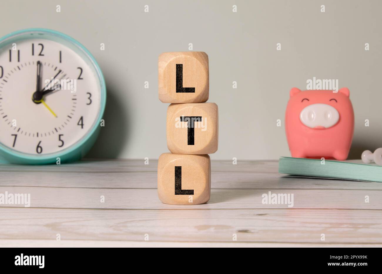 Le lettere LTL di un frammento di un notebook e di una penna Foto Stock