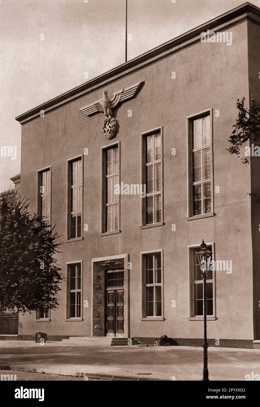 Vista dell'ingresso alla Neue Kriegsakademie a Kruppstrasse 4 a Berlino-Moabit circa 1938. L'ex Accademia di guerra prussiana fu riaperta dalla Wehrmacht nel 1935 e formò ufficiali fino al 1939. [traduzione automatica] Foto Stock