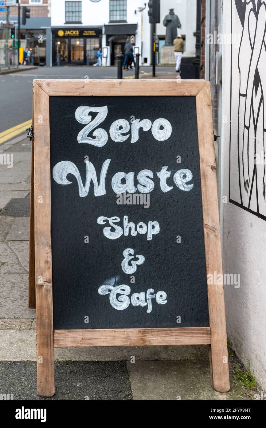 Zero rifiuti negozio e caffè segno, vendere sostenibile e plastica-libero merci e cibo, Regno Unito Foto Stock