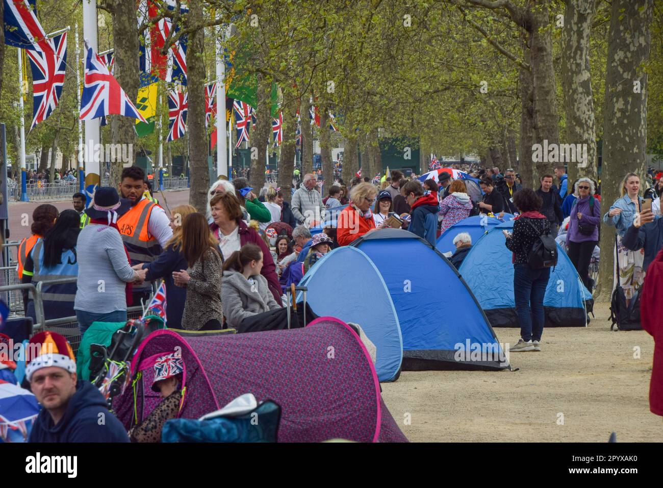 Londra, Inghilterra, Regno Unito. 5th maggio, 2023. I superfani reali si accamparono sul Mall vicino a Buckingham Palace alla vigilia dell'incoronazione di Re Carlo III (Credit Image: © Vuk Valcic/ZUMA Press Wire) SOLO PER USO EDITORIALE! Non per USO commerciale! Foto Stock