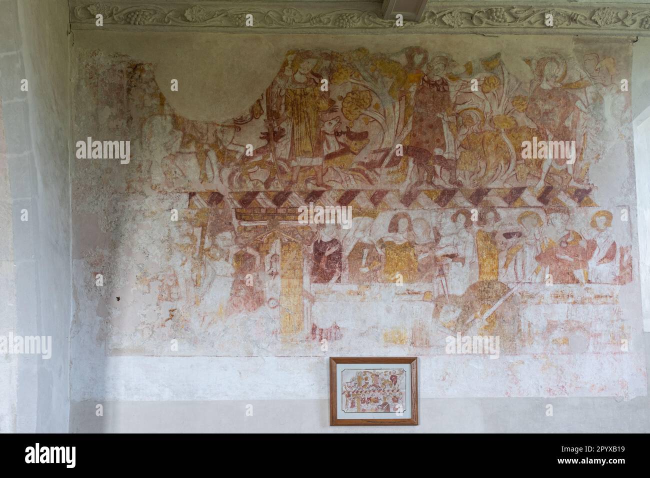 Interno della chiesa di St Hubert, Idsworth, Hampshire, Inghilterra, Regno Unito. Dipinto murale medievale nel coro risalente intorno al 1330 Foto Stock