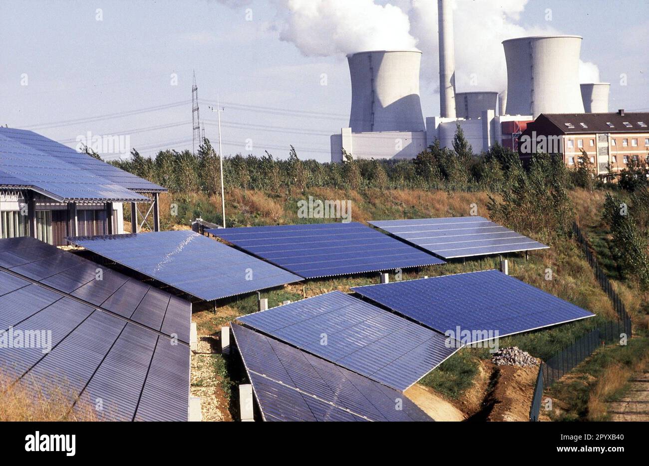 Data foto: 15.05.1997 impianto di test fotovoltaico RWE a Neurath/Grevenbroich di fronte alla centrale elettrica a lignite di RWE. [traduzione automatica] Foto Stock