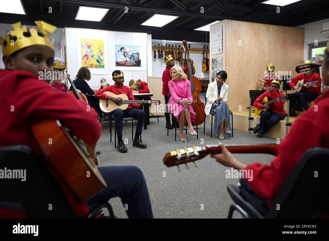 Akshata Murty, moglie del primo ministro Rishi Sunak, e la First Lady of the United States, Dr. Jill Biden, ascoltano una lezione di musica durante una visita alla Charles Dickens Primary School nel centro di Londra. Data immagine: Venerdì 5 maggio 2023. Foto Stock