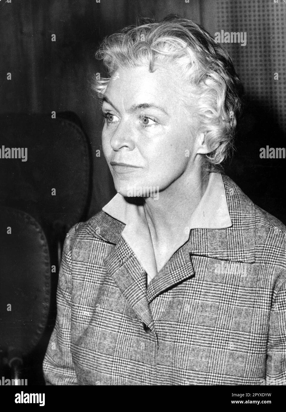 Vera Brühne durante un'udienza di corte. Dopo un processo sensazionale e controverso, gli imputati vera Brühne e Johann Ferbach sono stati condannati alla corte della giuria di Monaco. Erano stati giudicati colpevoli del doppio omicidio del medico Pöcking otto Praun e della sua governante Elfriede Kloo. [traduzione automatica] Foto Stock