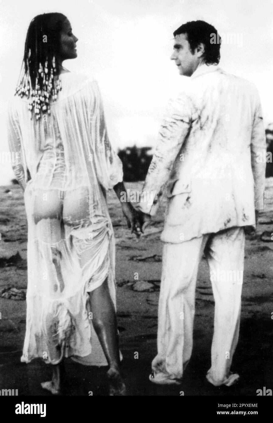 Scena cinematografica da 'Ten - The Dream Girl' di Blake Edwards con Dudley Moore come George Webber e Bo Derek nel ruolo di Jenny (USA 1979). [traduzione automatica] Foto Stock