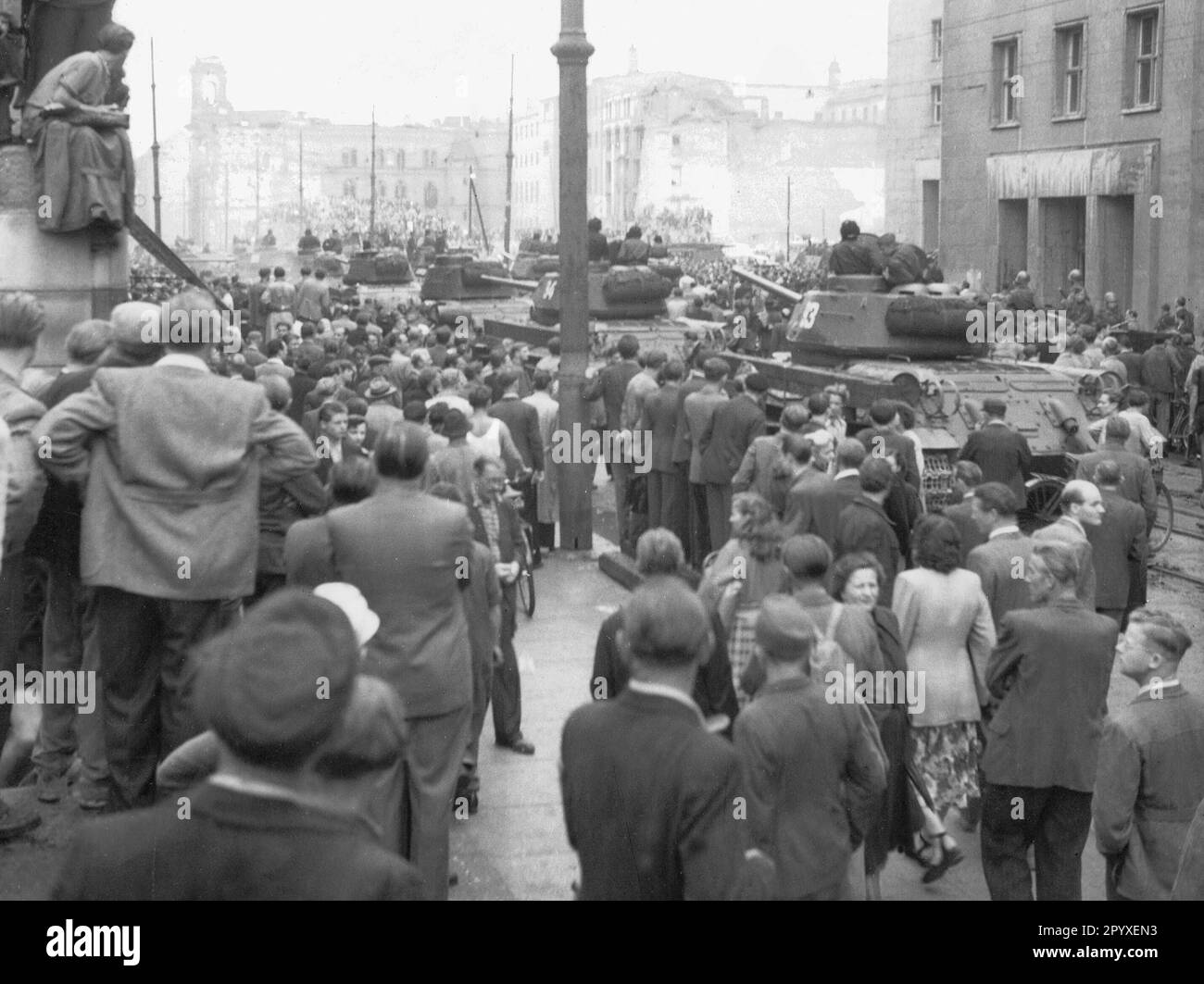 I carri armati sovietici salgono di fronte al Ministero dell'Economia a Berlino Est (Leipzigerstraße angolo Wilhelmstraße). [traduzione automatica] Foto Stock