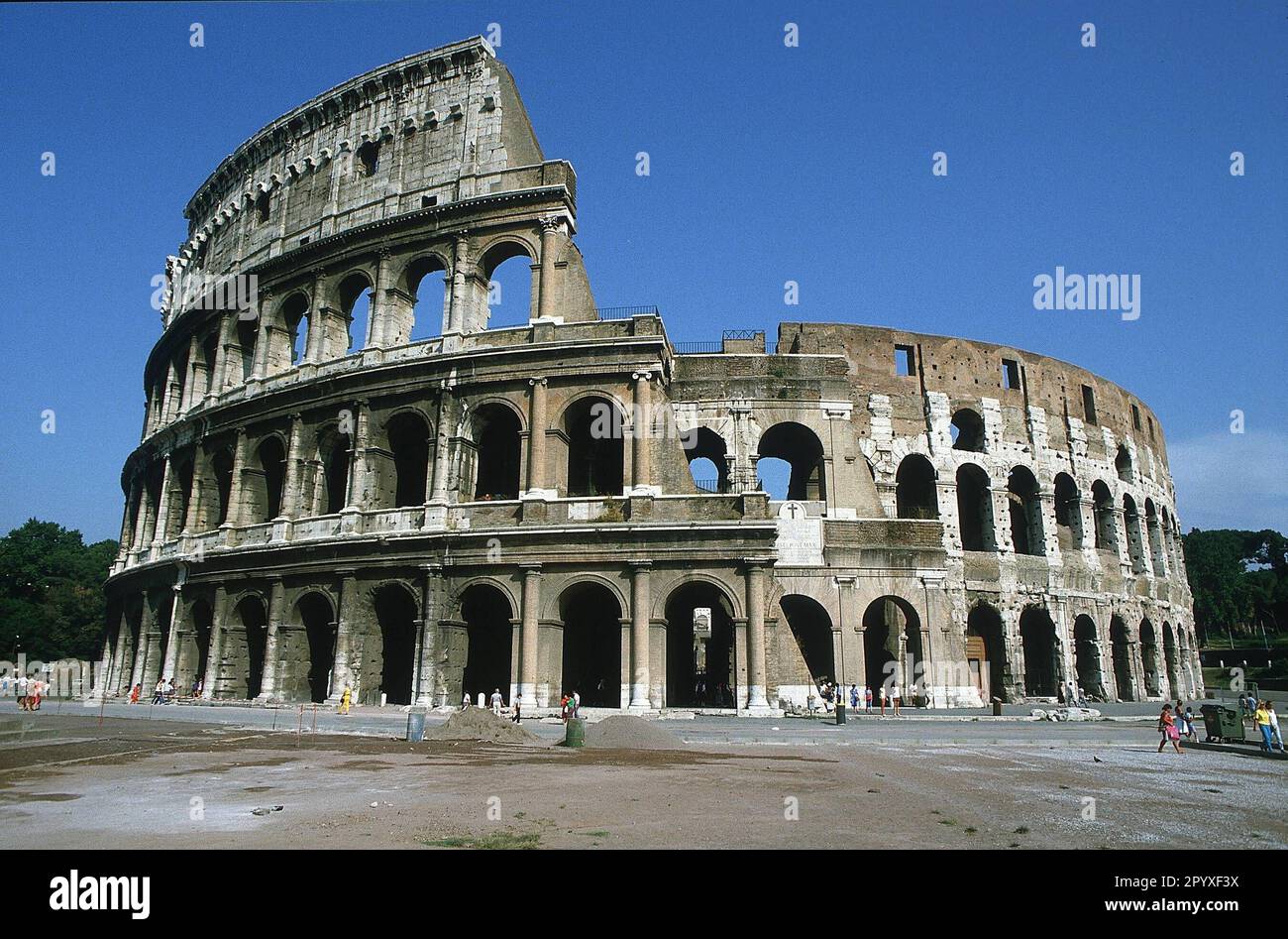 Il Colosseo, che prende il nome dal colosso dell'imperatore romano Nerone che lo stava di fronte in epoca antica, è il più grande anfiteatro di Roma e del mondo antico. Fu iniziata sotto l'imperatore Vespasiano, e ancora incompiuta, inaugurata da lui nel 79 d.C. e di nuovo da Tito nel 80 d.C. L'arena, utilizzata per i combattimenti dei gladiatori e la caccia agli animali, ha 45.000 posti a sedere e altri 4000-5000 posti in piedi. Il suo asse longitudinale è 188m, l'altezza 48,5m. [traduzione automatica] Foto Stock