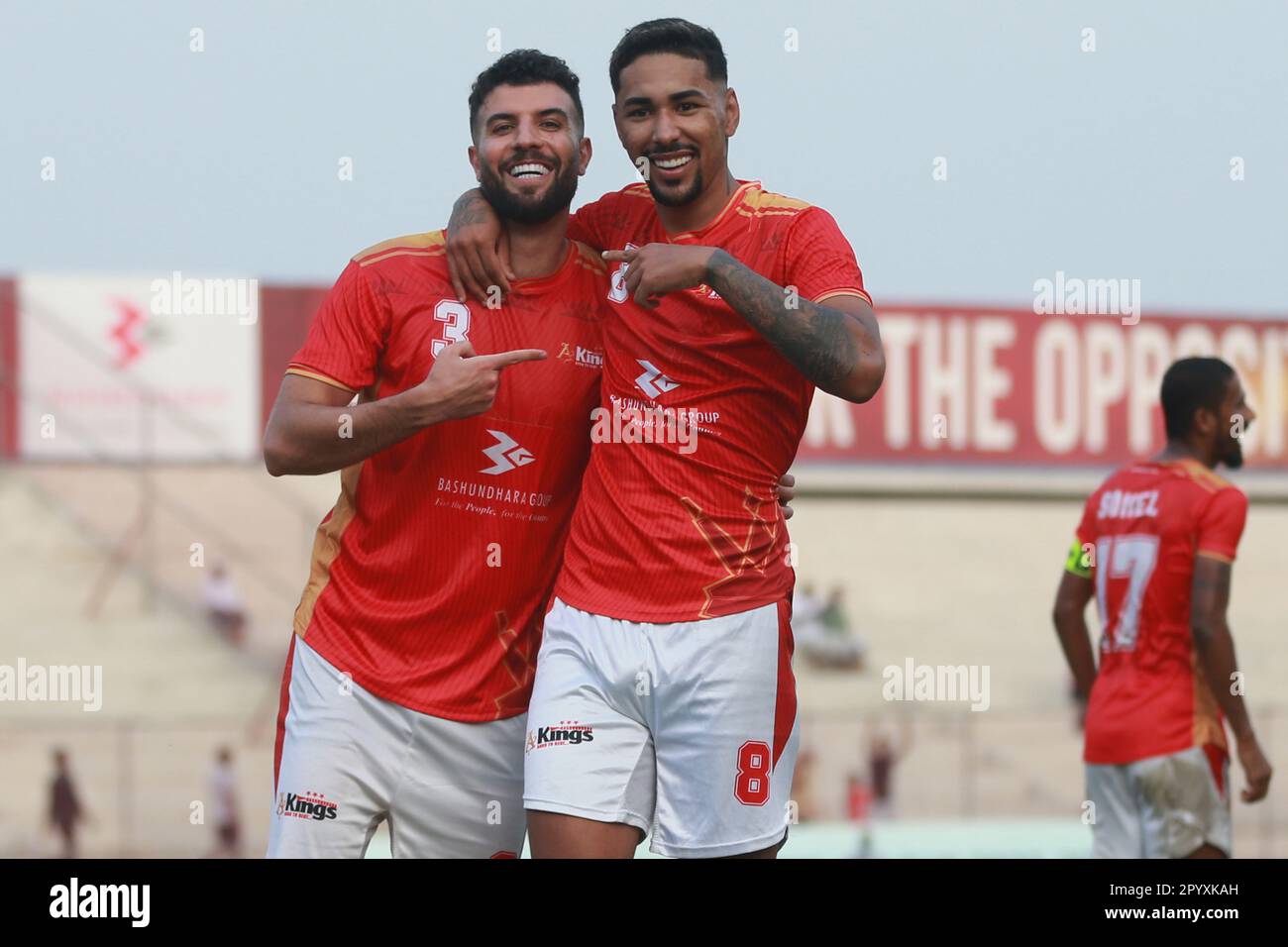 Bashundhara King il giocatore brasiliano Miguel Ferreira Damasceno (Red J-8) festeggia uno dei suoi due goaldurante la Bangladesh Premier League 2022-23 ma Foto Stock