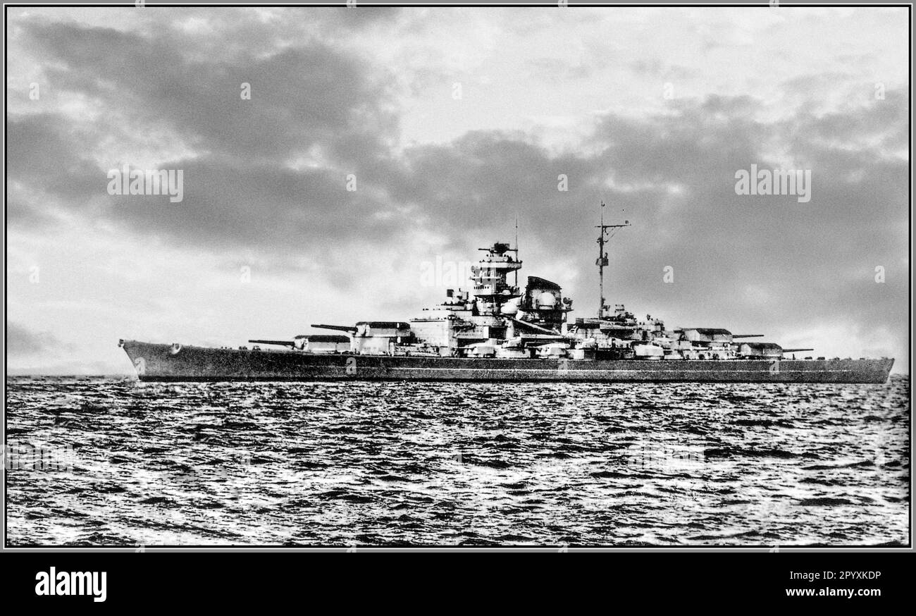 La nave da guerra nazista Tirpitz seconda guerra mondiale 1941 Tirpitz fu la seconda delle due navi da battaglia della classe Bismarck costruite per la Kriegsmarine (marina) della Germania nazista prima e durante la seconda guerra mondiale. Prende il nome dal Gran ammiraglio Alfred von Tirpitz, l'architetto della Kaiserliche Marine (Marina imperiale), la nave fu impostata a Kriegsmarinewerft a Wilhelmshaven nel novembre 1936 e il suo scafo fu varato due anni e mezzo dopo. I lavori furono completati nel febbraio 1941, quando fu commissionata alla flotta tedesca nazista. Foto Stock