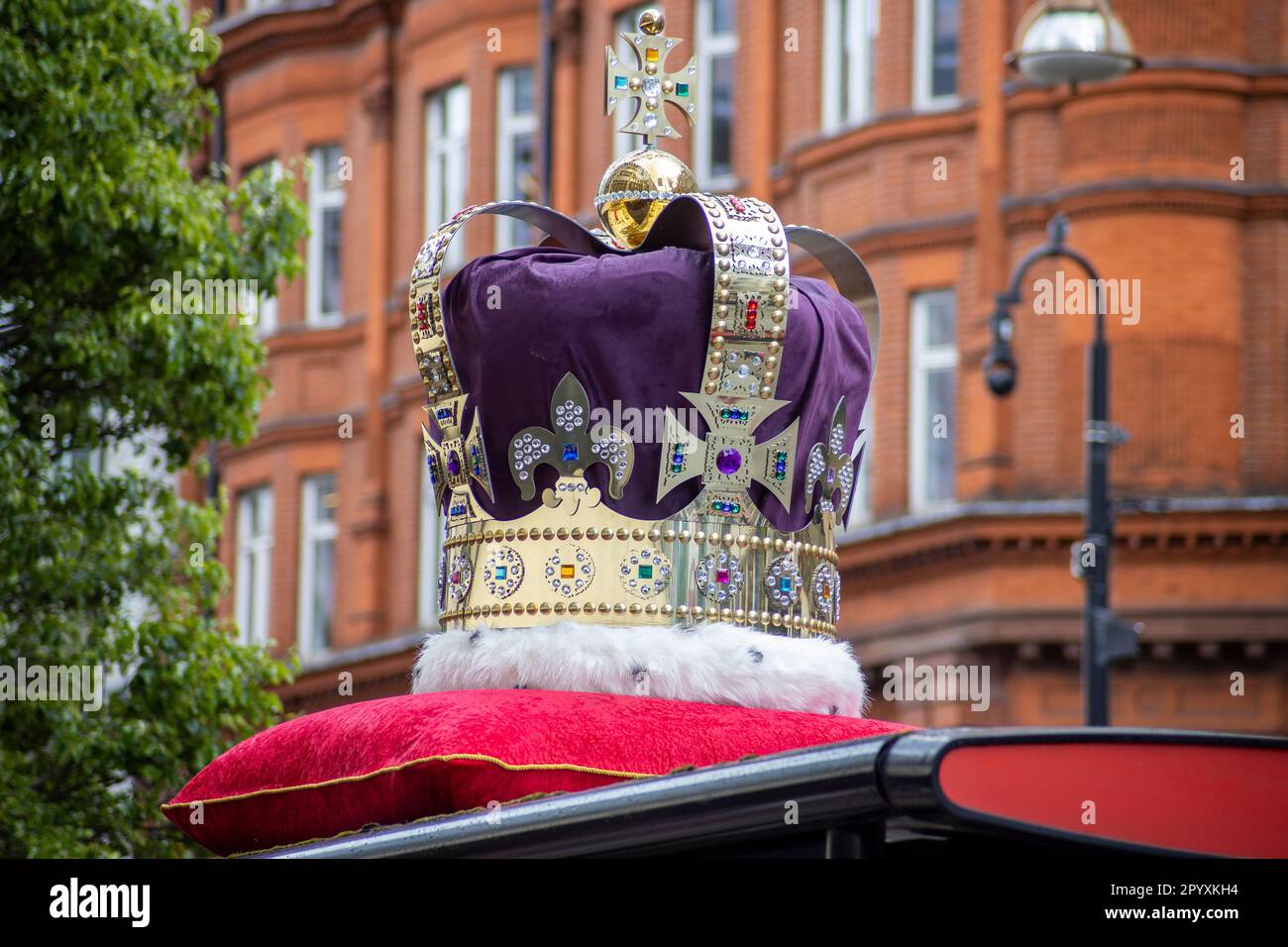Londra, Regno Unito. 05th maggio, 2023. Le fermate degli autobus di Oxford Street abbracciano Royal Spirit con corone per l'incoronazione di Re Carlo III. Credit: Sinai Noor/Alamy Live News Foto Stock