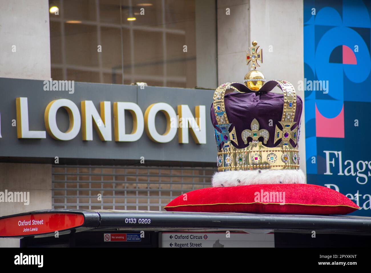 Londra, Regno Unito. 05th maggio, 2023. Le fermate degli autobus di Oxford Street abbracciano Royal Spirit con corone per l'incoronazione di Re Carlo III. Credit: Sinai Noor/Alamy Live News Foto Stock