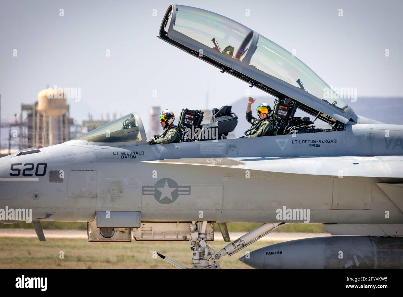 Due Naval Aviators tornano dopo aver eseguito una dimostrazione dell'EA-18G Growler al Thunder and Lightning Over Arizona Airshow del 2023 a Tucson, Ari Foto Stock