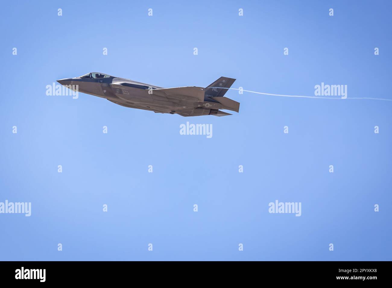 Un F-35 Lightning II si esibisce al Thunder and Lightning Over Arizona Airshow del 2023 a Tucson, Arizona. Foto Stock