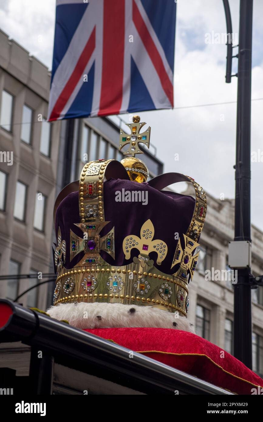 Londra, Regno Unito. 05th maggio, 2023. Le fermate degli autobus di Oxford Street abbracciano Royal Spirit con corone per l'incoronazione di Re Carlo III. Credit: Sinai Noor/Alamy Live News Foto Stock