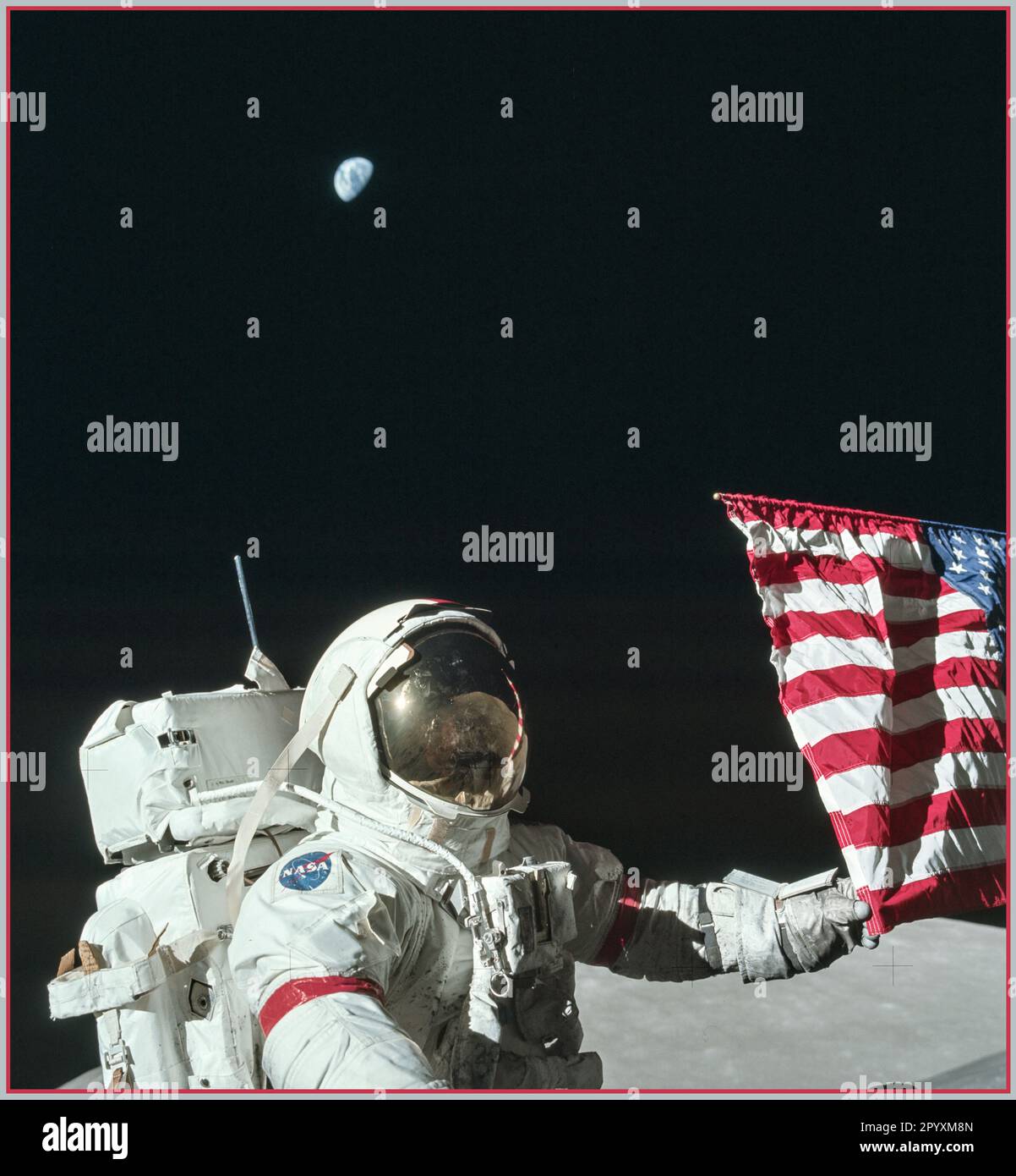 Apollo 17 (7-19 dicembre 1972) è stata l'undicesima e ultima missione del programma Apollo della NASA, la sesta e più recente volta che gli esseri umani hanno messo piede sulla Luna o viaggiato oltre l'orbita terrestre bassa. Il comandante Gene Cernan e il pilota del modulo lunare Harrison Schmitt camminarono sulla Luna, mentre il pilota del modulo di comando Ronald Evans orbitava sopra. Schmitt fu l'unico geologo professionista ad atterrare sulla Luna. Apollo 17 Hasselblad immagine dalla rivista cinematografica Kodak 1972 Foto Stock Apollo 17 (7-19 dicembre 1972) è stata l'undicesima e ultima missione del programma Apollo della NASA, la sesta e più recente volta che gli esseri umani hanno messo piede sulla Luna o viaggiato oltre l'orbita terrestre bassa. Il comandante Gene Cernan e il pilota del modulo lunare Harrison Schmitt camminarono sulla Luna, mentre il pilota del modulo di comando Ronald Evans orbitava sopra. Schmitt fu l'unico geologo professionista ad atterrare sulla Luna. Apollo 17 Hasselblad immagine dalla rivista cinematografica Kodak 1972 Foto Stock