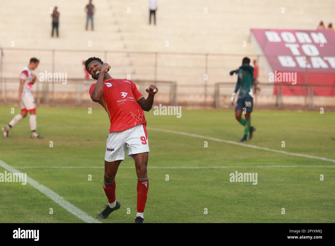 Bashundhara King il giocatore brasiliano Gomes Nascimento Dorielton (Red J-9) festeggia uno dei suoi due goaldurante il Bangladesh Premier League 2022-23 ma Foto Stock