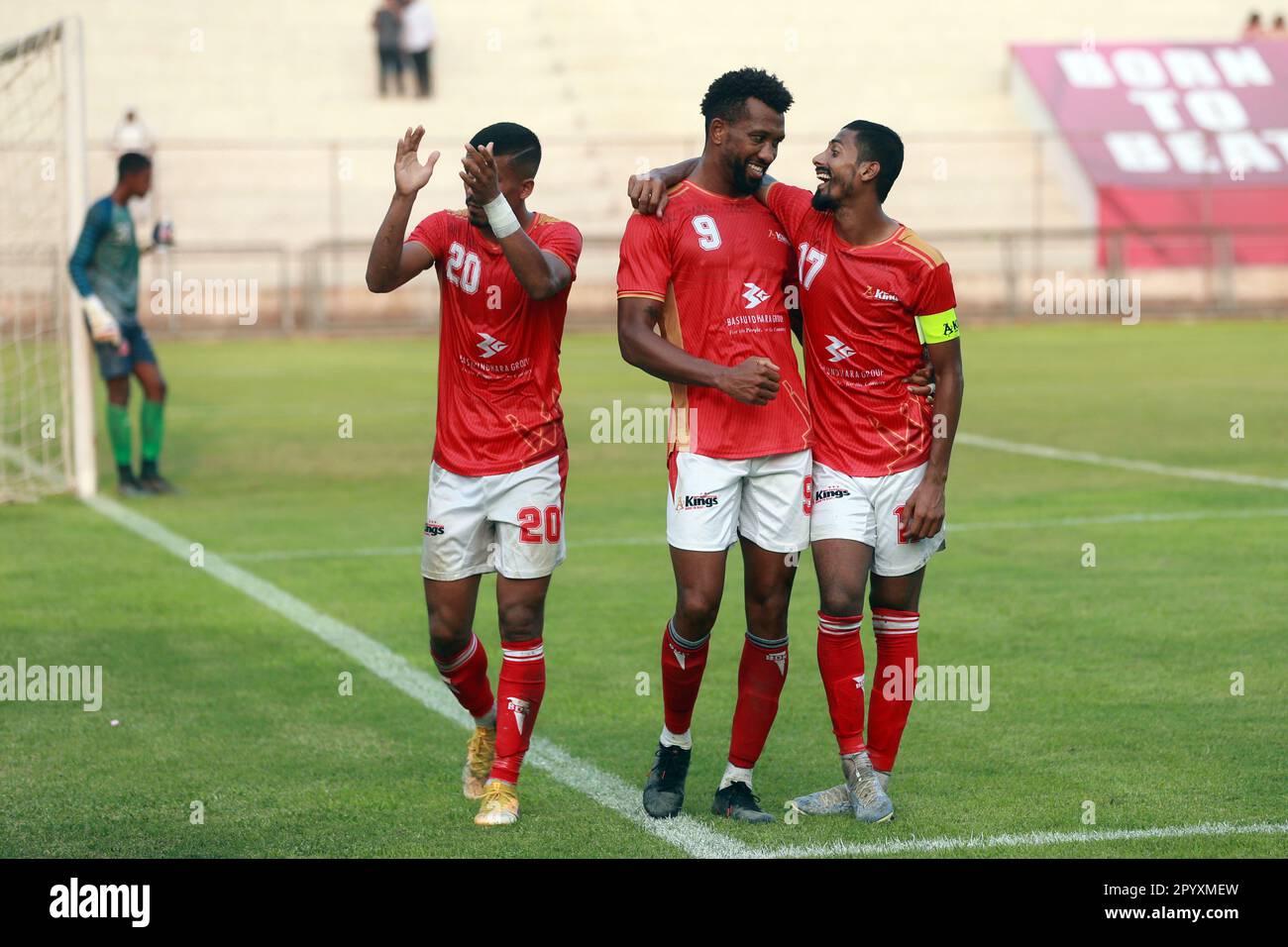 Bashundhara King il giocatore brasiliano Gomes Nascimento Dorielton (Red J-9) festeggia uno dei suoi due goaldurante il Bangladesh Premier League 2022-23 ma Foto Stock