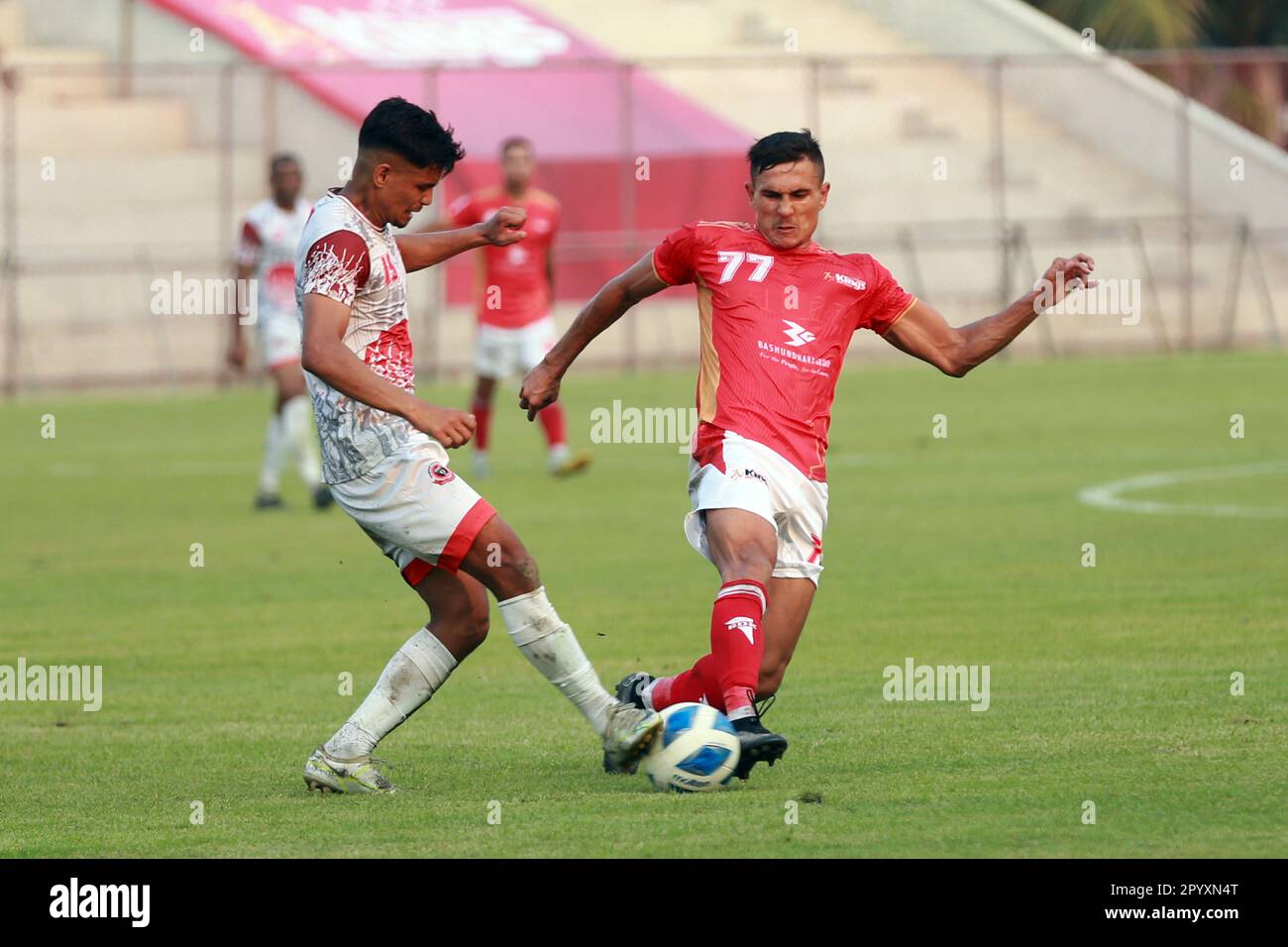 Bashundhara King Uzbekistan giocatore Asror Gafurov (Red J-77) durante il Bangladesh Premier League 2022-23 partita contro Bangladesh Muktijoddha SKC at Foto Stock