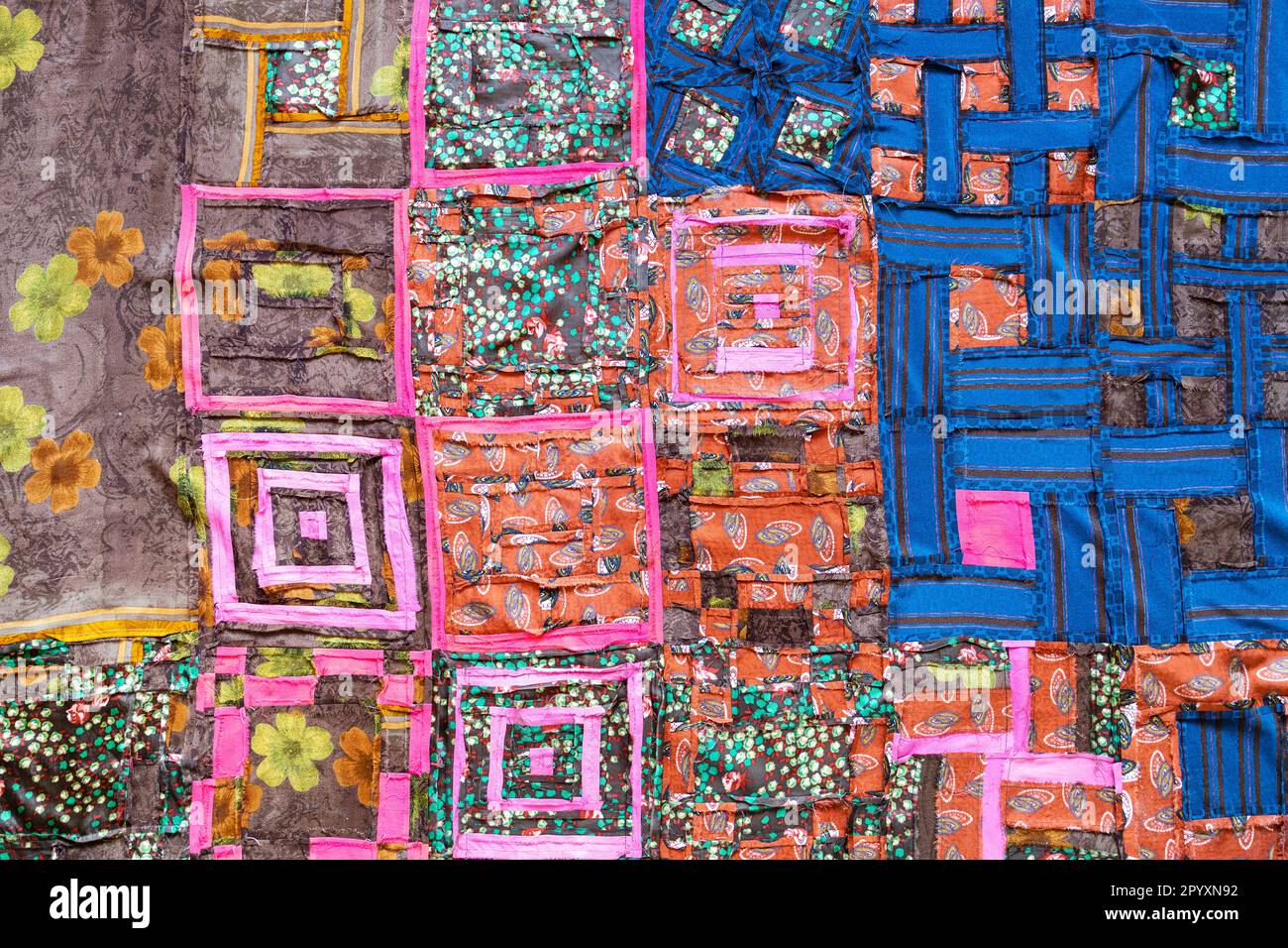 sfondo tessile - vista posteriore di tessuto di patchwork artigianale in mottovaglia Foto Stock
