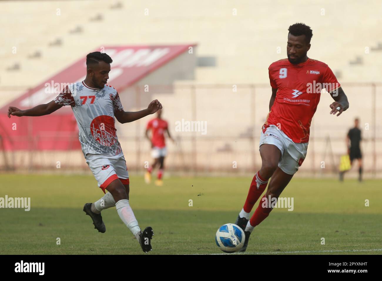 Bashundhara King giocatore brasiliano Gomes Nascimento Dorielton (Red J-9) durante il Bangladesh Premier League 2022-23 partita contro Bangladesh Muktijod Foto Stock