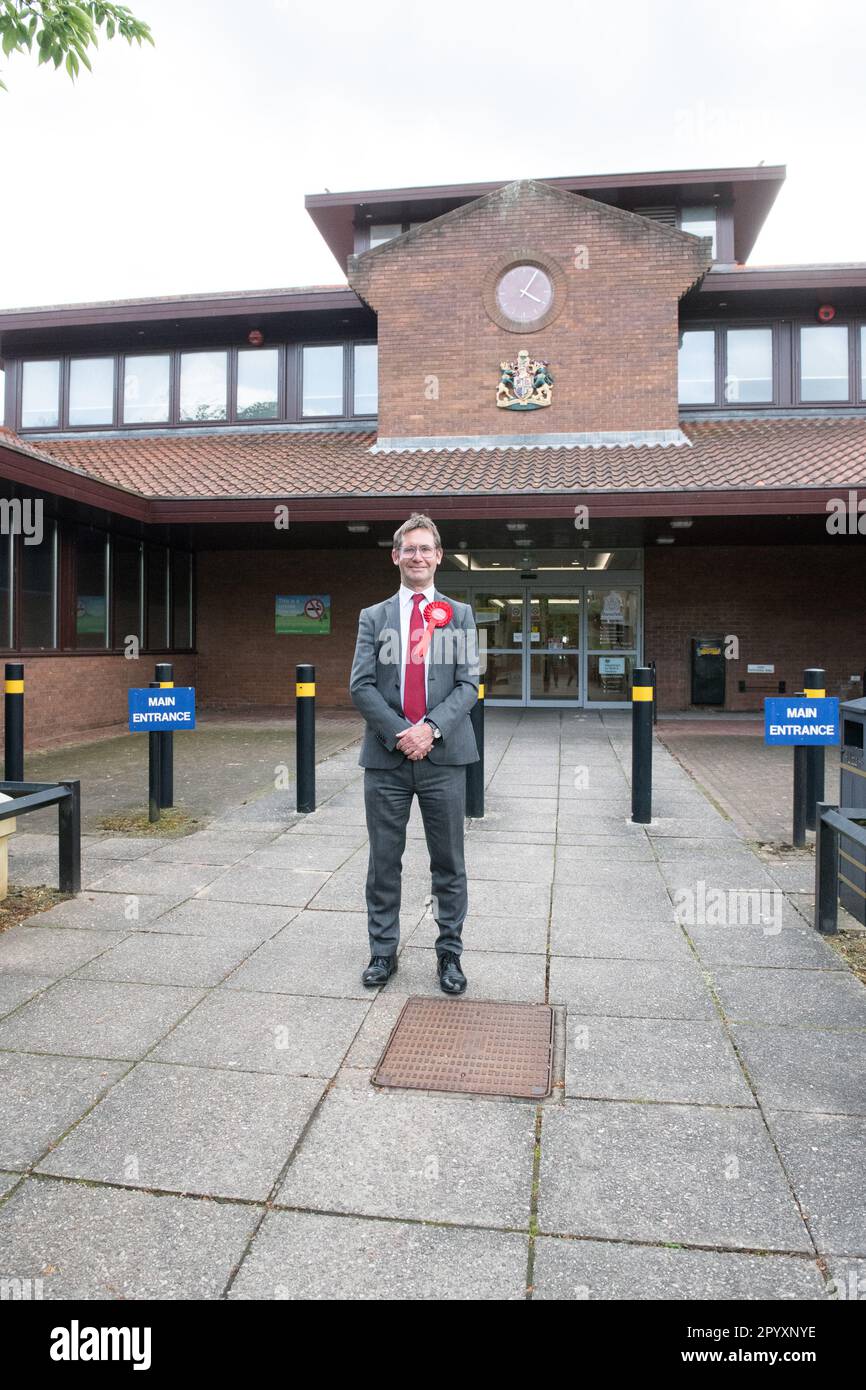 Mansfield, Nottinghamshire, Inghilterra, Regno Unito. 5th maggio 2023. Andrew Abrahams il candidato laburista è stato eletto alle elezioni Mayoral di Mansfield per un secondo mandato con un voto di maggioranza di 9.987, 4144 in più rispetto al suo più vicino rivale Andre Camilleri - conservatori, con un'affluenza del 27,68%. Le elezioni Maya utilizzavano in precedenza il sistema di voto supplementare, dove gli elettori potevano scegliere una prima e una seconda scelta. Ora, gli elettori hanno scelto un unico candidato sulla scheda elettorale. Il candidato che ha ottenuto il maggior totale di voti è stato dichiarato sindaco esecutivo di Mansfield: Alan Beastall/Alamy Foto Stock