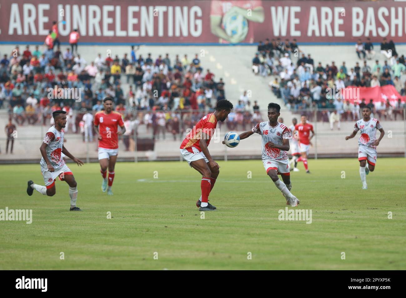 Bangladesh Premier League 2022-23 partita tra Bashundhra Kings e Bangladesh Muktijoddha SKC al Basundhara Sports Complex Football Ground di Dhaka, Foto Stock