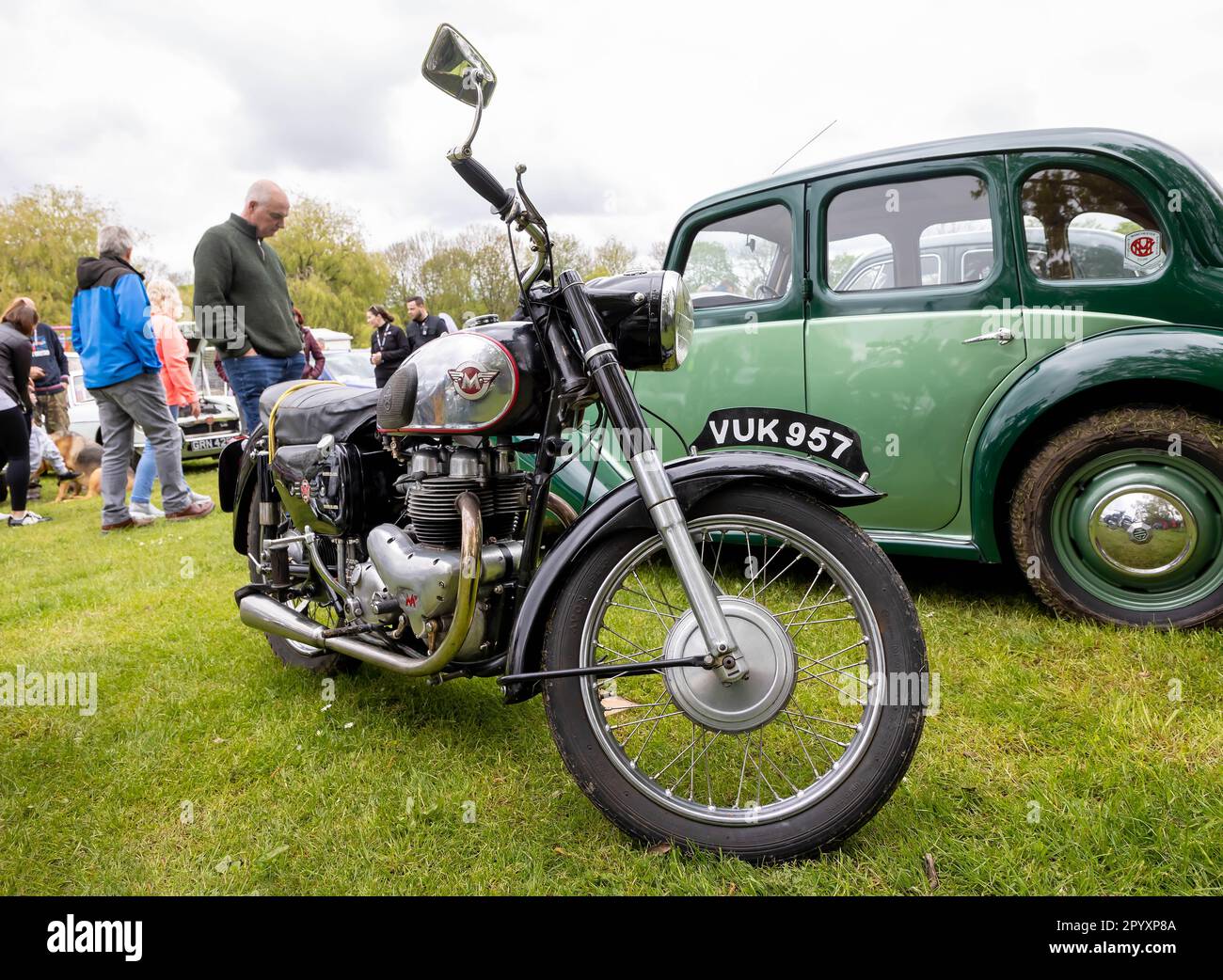 Motocicletta classica 500cc senza pari G9 in mostra al Culcheth e Glazebury Community Day del 2023 sul verde del villaggio Foto Stock