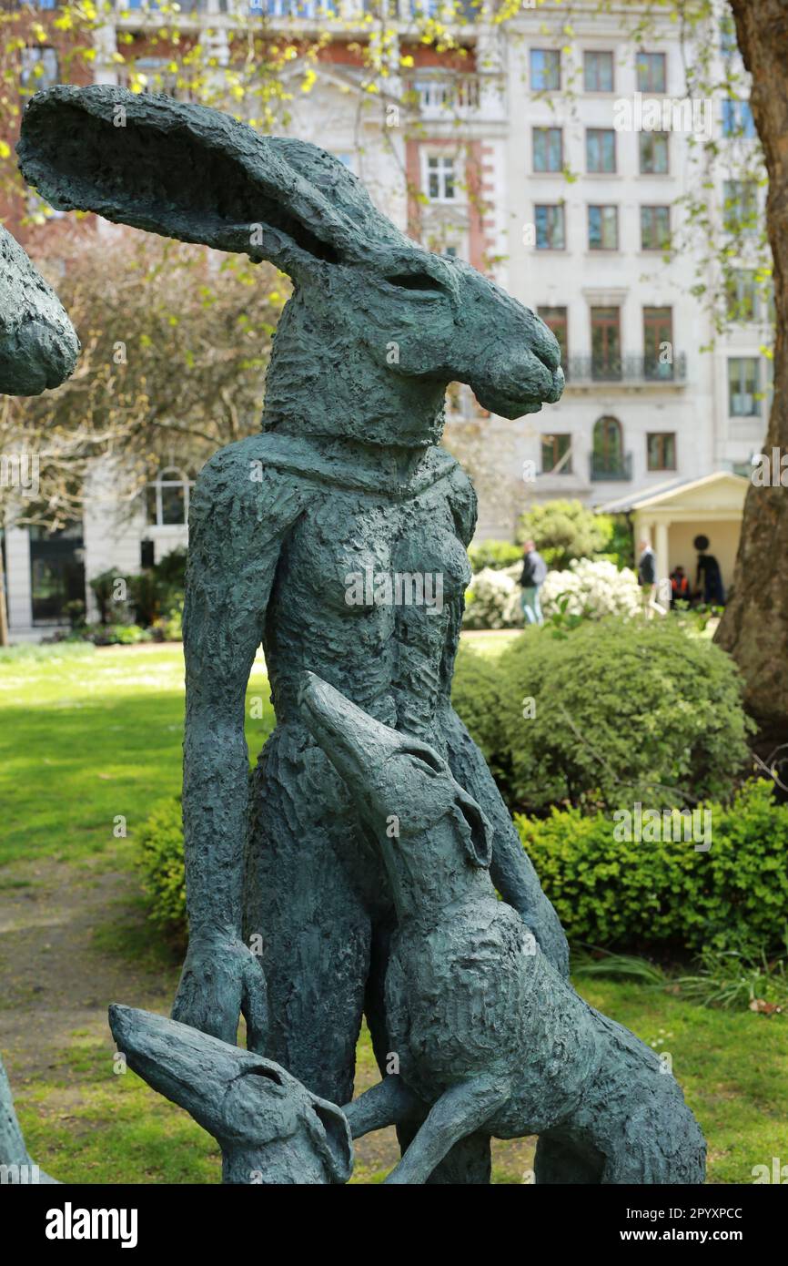 Londra, Regno Unito. 05 maggio 2023. Mostra: L'anno del coniglio dell'artista Sophie Ryder in Piazza San Giacomo. Questa mostra è il mondo immaginario degli esseri mitici di Sophie Ryder, che espone sculture su larga scala dell'artista acclamato e riunisce il suo cast unico di personaggi. Sophie Ryder è nata a Londra nel 1963 e questa mostra celebra il suo 60th° anno. Opportunamente il 2023 è l’anno del coniglio, il motivo distintivo di Ryder. Mostra dal 4 maggio al 28 luglio 2023. Credit: Waldemar Sikora/Alamy Live News Foto Stock