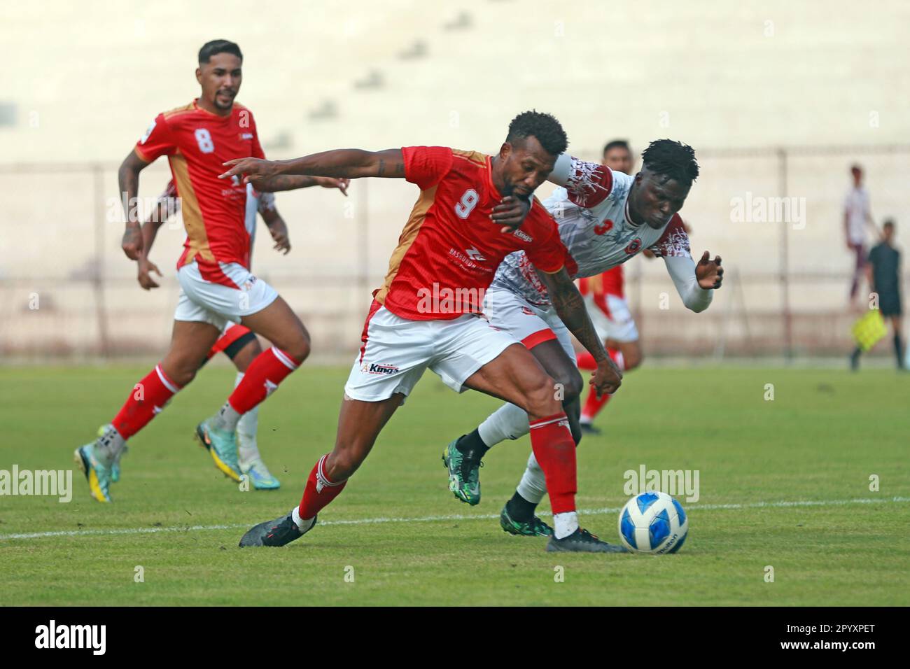 Bashundhara King giocatore brasiliano Gomes Nascimento Dorielton (Red J-9) durante il Bangladesh Premier League 2022-23 partita contro Bangladesh Muktijod Foto Stock