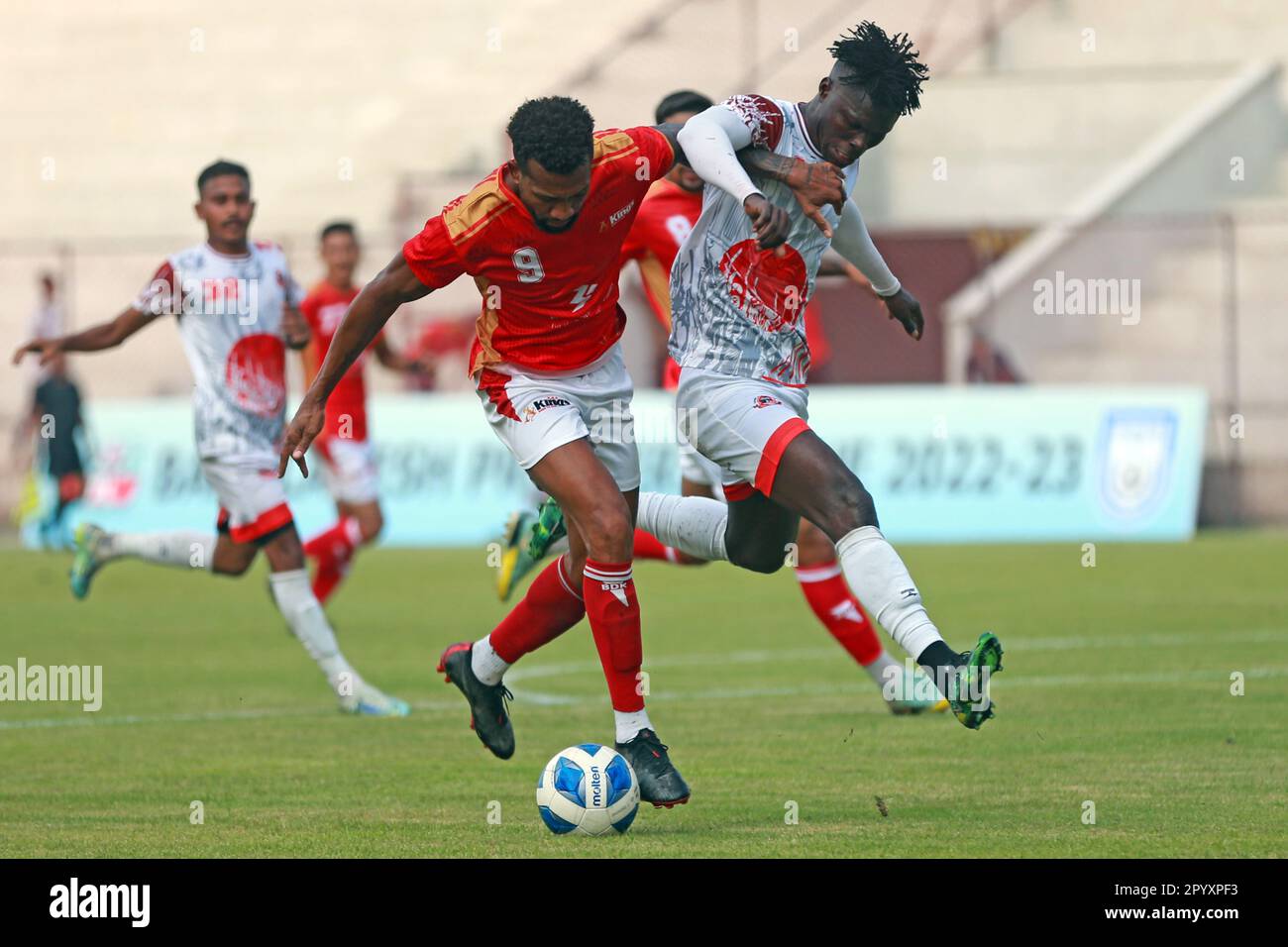 Bashundhara King giocatore brasiliano Gomes Nascimento Dorielton (Red J-9) durante il Bangladesh Premier League 2022-23 partita contro Bangladesh Muktijod Foto Stock